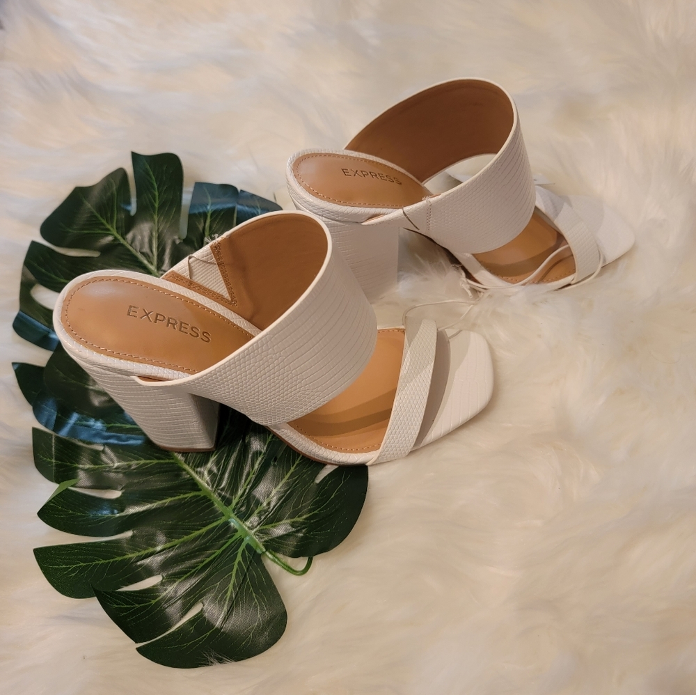 Express, Size 6 White Mule